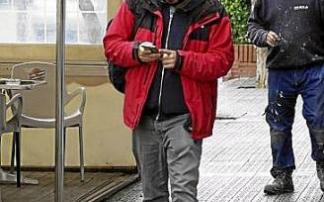 Un joven camina mientras revisa el móvil. Foto: M. Bernal