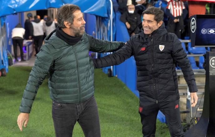 Quique Sánchez Flores y Marcelino García Toral se saludan antes del partido.