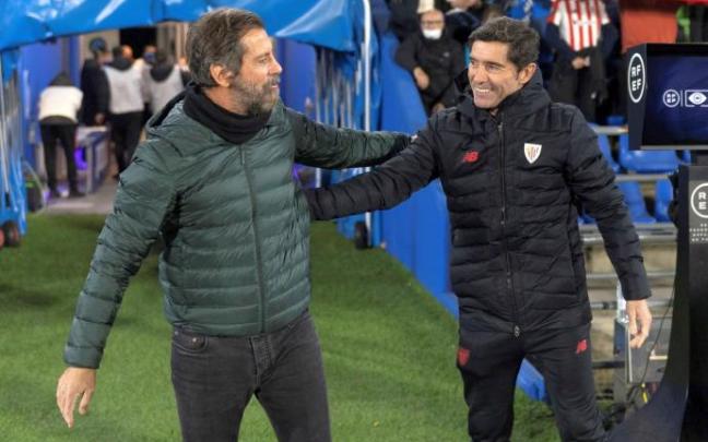 Quique Sánchez Flores y Marcelino García Toral se saludan antes del partido.
