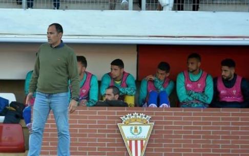 Salva Ballesta, en el banquillo del Algeciras durante un partido.