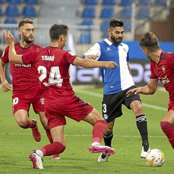 Duarta avanza con el balón controlado en el choque ante Osasuna. Foto: Josu Chavarri