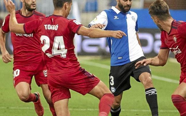 Duarta avanza con el balón controlado en el choque ante Osasuna. Foto: Josu Chavarri