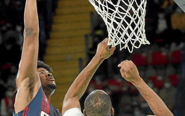 Enoch, de nuevo endeble atrás, se eleva por encima de Agbelese para anotar. Foto: Área 11