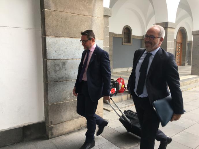 El juez Salvador Alba con el abogado Pedro Ayala a su llegada a la Audiencia Provincial de Las Palmas