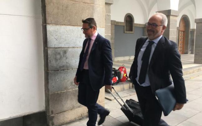 El juez Salvador Alba con el abogado Pedro Ayala a su llegada a la Audiencia Provincial de Las Palmas El juez Salvador Alba con el abogado Pedro Ayala a su llegada a la Audiencia Provincial de Las Palmas