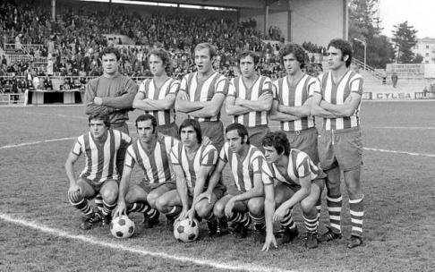 Un equipo de la temporada 1974-75. De pie (izda. a dcha.): Bidaurrazaga,Español, Montejo, Tella, Arana y Ciaurriz. Agachados (izda. a dcha.): Cruz, Aranbarri, Docal, Quintana y Frechilla.Foto: Archivo Municipal de Vitoria: Arqué