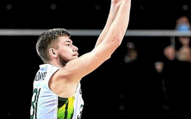 Giedraitis efectúa una suspensión en el Preolímpico. Foto: FIBA