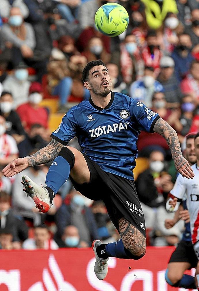 Miguel De la Fuente intenta controlar un balón durante el Rayo-Alavés de ayer en Vallecas. Foto: Efe