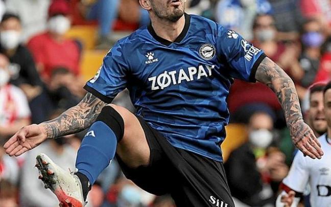 Miguel De la Fuente intenta controlar un balón durante el Rayo-Alavés de ayer en Vallecas. Foto: Efe