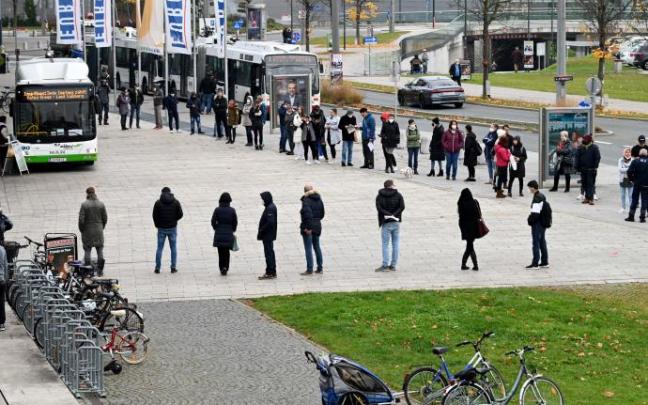 Cola ante un centro de vacunación en la ciudad austríaca de Salzburgo