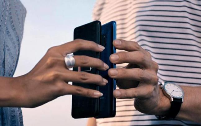 La carga inversa inalámbrica facilita la recarga de los teléfonos móviles, aunque no está disponible en todos los modelos. La carga inversa inalámbrica facilita la recarga de los teléfonos móviles, aunque no está disponible en todos los modelos.