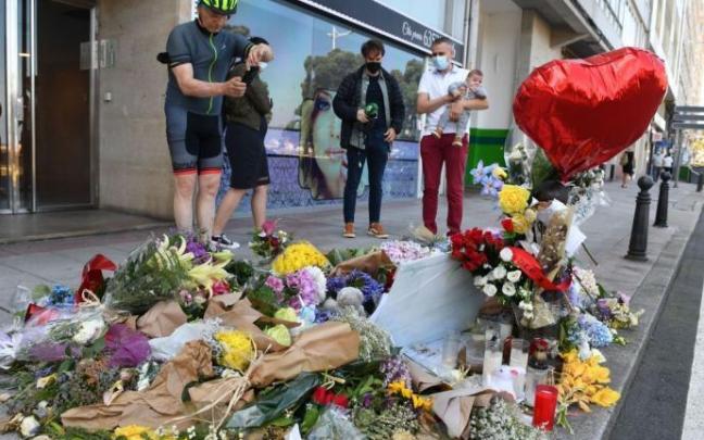 Flores en el lugar donde fue asesinado Samuel Luiz Flores en el lugar donde fue asesinado Samuel Luiz