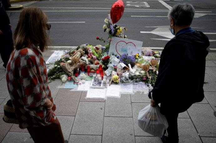 Vista de las flores y los mensajes dejados en el lugar en el que fue asesinado Samuel Luiz.