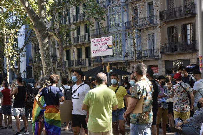 Varias personas participan en una concentración contra las agresiones LGTB-fóbicas.