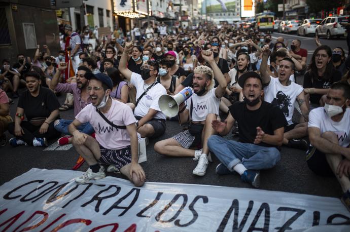 Miles de personas durante la manifestación en Madrid para condenar el asesinato de Samuel