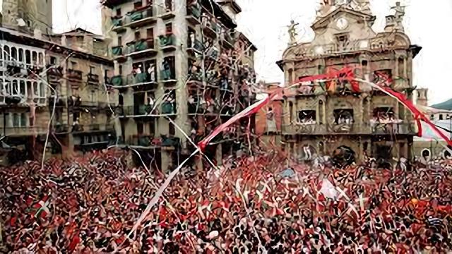 La Plaza del Ayuntamiento de Pamplona, tras el lanzamiento del Chupinazo. Patxi Cascante La Plaza del Ayuntamiento de Pamplona, tras el lanzamiento del Chupinazo. Patxi Cascante