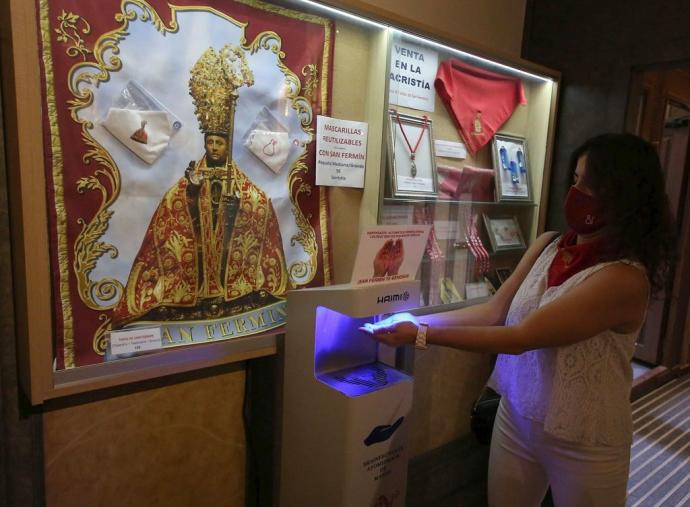 Acceso a la capilla de San Fermín este miércoles, con las preceptivas medidas sanitarias.