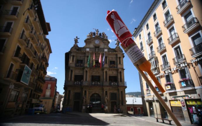 Un cohete exactamente igual al que explotará en 2022 en la plaza del Ayuntamiento de Pamplona.