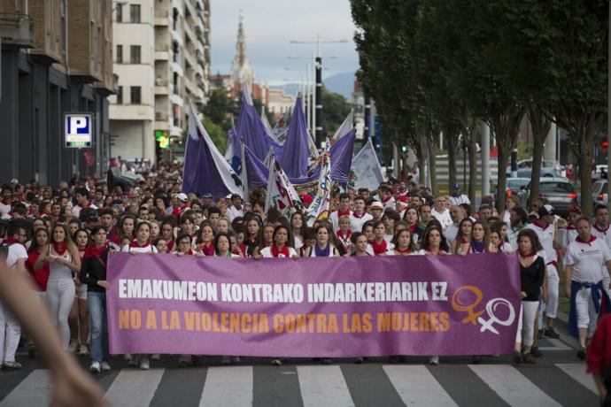 Multitudinaria manifestación para condenar las agresiones sexistas ocurridas en San Fermín en 2017.