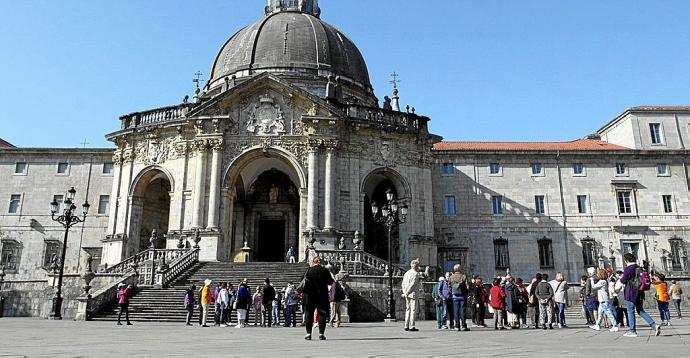 Grupos de turistas en la explanada de Loiola durante el verano de 2019, antes del inicio de la pandemia.