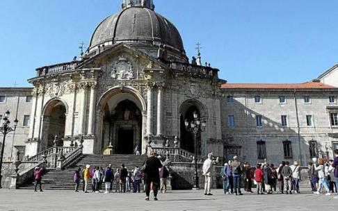 Grupos de turistas en la explanada de Loiola durante el verano de 2019, antes del inicio de la pandemia.
