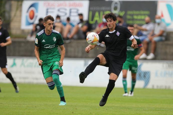 Mikel San José controla un balón en el amistoso disputado en Urritxe ante Osasuna.