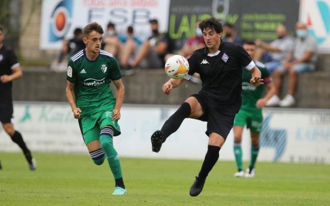 Mikel San José controla un balón en el amistoso disputado en Urritxe ante Osasuna. Mikel San José controla un balón en el amistoso disputado en Urritxe ante Osasuna.