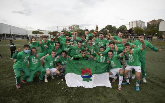 Los jugadores del San Juan, celebrando el ascenso.