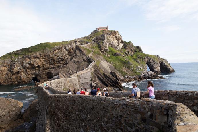 Una pareja de visitantes en Gaztelugatxe.