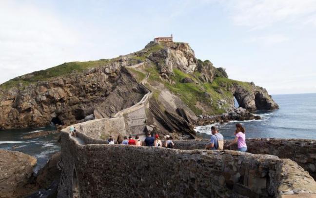 Una pareja de visitantes en Gaztelugatxe. Una pareja de visitantes en Gaztelugatxe.