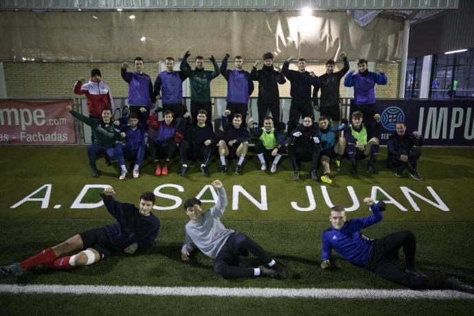 La plantilla del San Juan, animada en el entrenamiento de este martes antes de recibir al Sanse.