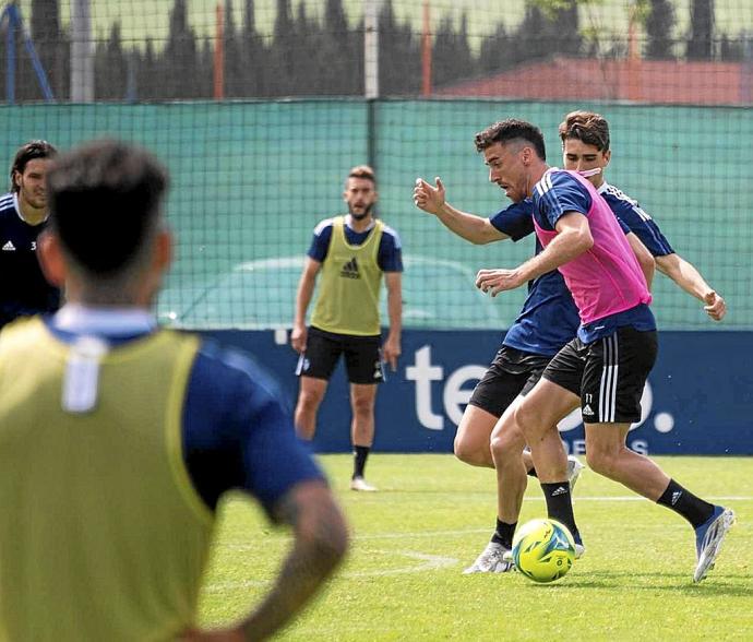 Avance de Kike Barja con la oposición de Javi Martínez durante la sesión de entrenamiento del sábado. Foto: Club Atlético Osasuna