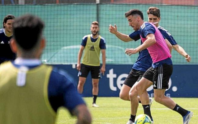 Avance de Kike Barja con la oposición de Javi Martínez durante la sesión de entrenamiento del sábado. Foto: Club Atlético Osasuna Avance de Kike Barja con la oposición de Javi Martínez durante la sesión de entrenamiento del sábado. Foto: Club Atlético Osasuna