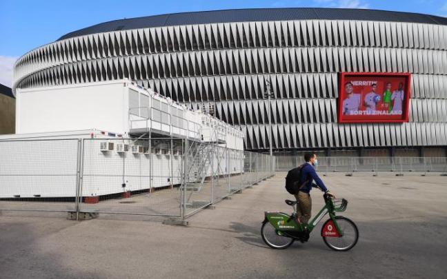 Estado de las obras de acondicionamiento, el pasado 21 de abril, para que San Mamés acogiera cuatro partidos de la Eurocopa.