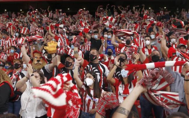Asistentes a San Mamés durante el último partido del Athletic