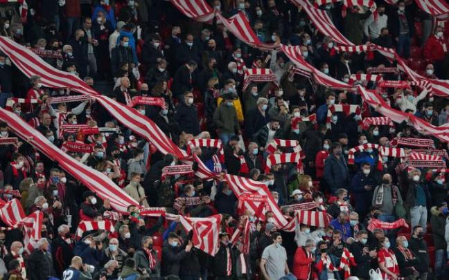 Aficionados del Athletic durante un partido en San Mamés Aficionados del Athletic durante un partido en San Mamés