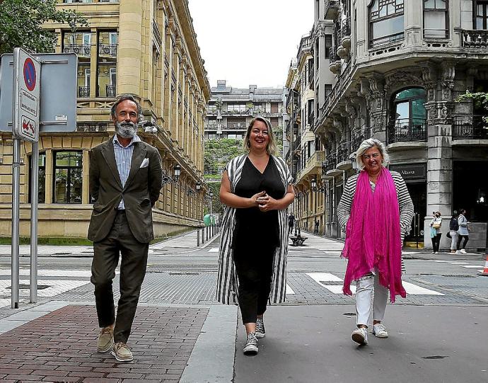 Ignacio Barayazarra, Oihane Hernaiz y Karmele Egues, en la calle Triunfo del Barrio San Martín.