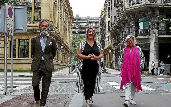 Ignacio Barayazarra, Oihane Hernaiz y Karmele Egues, en la calle Triunfo del Barrio San Martín.