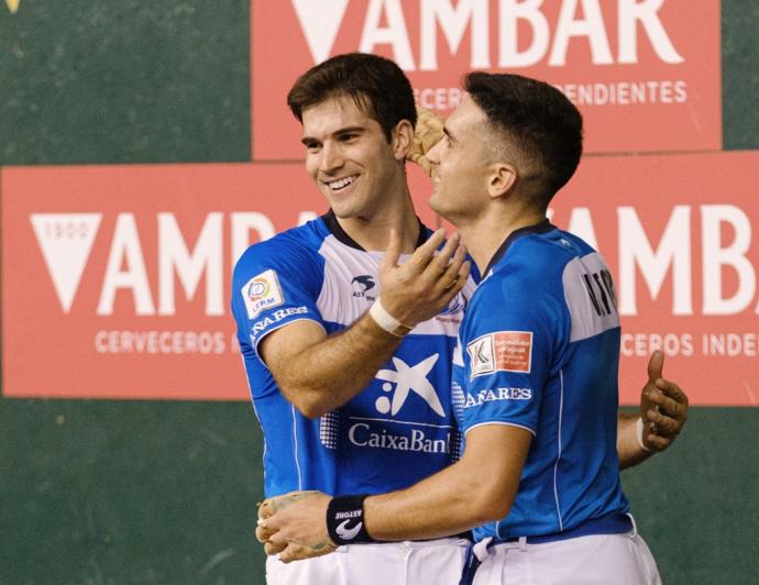 Zabaleta se abraza con Víctor tras ganar la final de San Mateo.