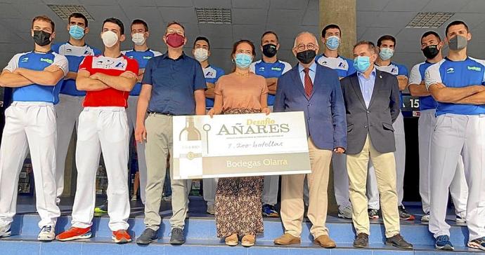 Las autoridades posan con los pelotaris que participarán en la Feria de San Mateo en Logroño, que regresa al calendario dos años después. Foto: Baiko