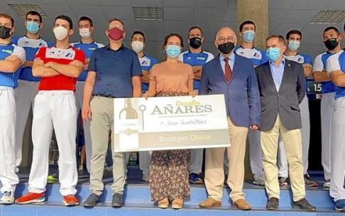 Las autoridades posan con los pelotaris que participarán en la Feria de San Mateo en Logroño, que regresa al calendario dos años después. Foto: Baiko Las autoridades posan con los pelotaris que participarán en la Feria de San Mateo en Logroño, que regresa al calendario dos años después. Foto: Baiko