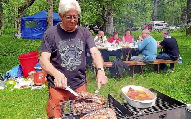 Ante la prohibición de hogueras, ayer se hizo brasa en barbacoas.