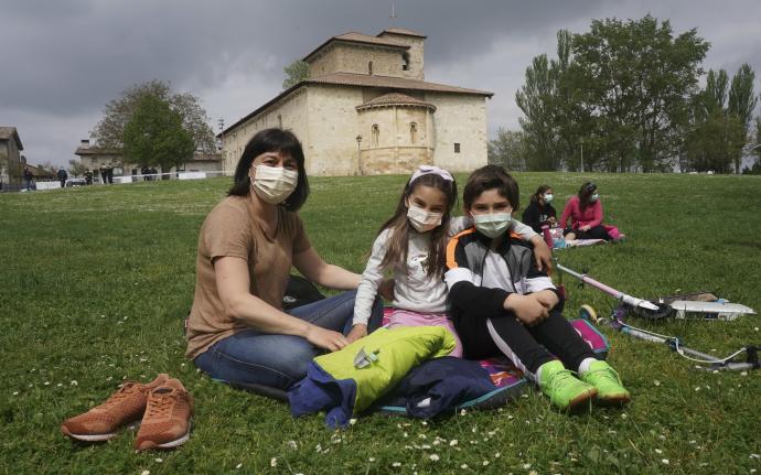 Pequeños grupos se acercaron el pasado 2021 a las campas de Armentia en San Prudencio.