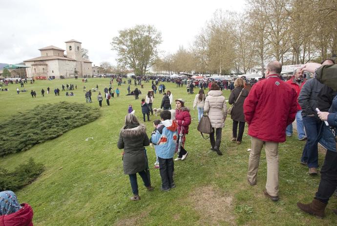 Ambiente festivo en las campas de Armentia.