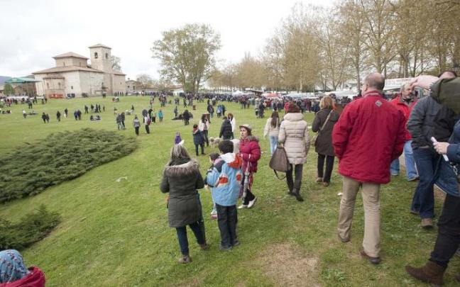 Ambiente festivo en las campas de Armentia.