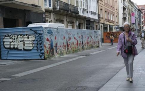 Las vallas se han convertido ya en parte del paisaje urbano en San Prudencio. Las vallas se han convertido ya en parte del paisaje urbano en San Prudencio.