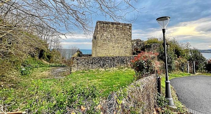 El castillo de San Telmo, desde la carretera que asciende al faro de Higuer. Foto: N.G.