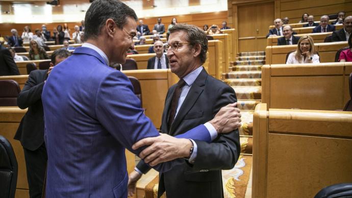 Pedro Sánchez y Alberto Núñez Feijóo se saludan el día en que confrontaron sus proyectos por vez primera en el Senado.