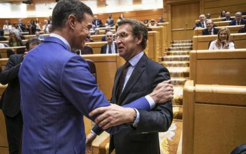 Pedro Sánchez y Alberto Núñez Feijóo se saludan el día en que confrontaron sus proyectos por vez primera en el Senado.