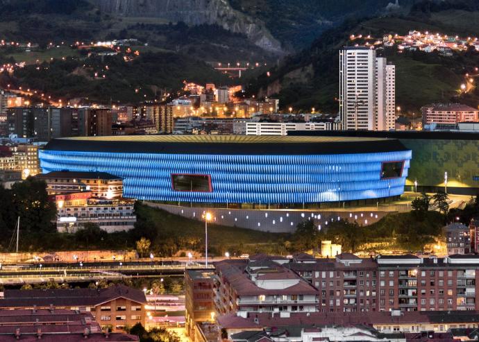 El estadio de San Mamés se ilumina de azul.